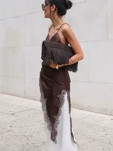 Robe nuisette élégante en satin marron avec dentelle délicate et fente latérale.