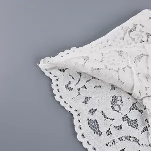 Vue macro détaillée de la dentelle florale blanche délicate et des broderies fines