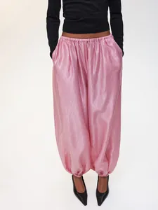Pantaloni larghi rosa metallizzato a vita alta con polsini elastici e dettagli