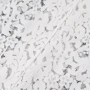 Gros plan de la texture délicate de la dentelle florale blanche et détails de couture