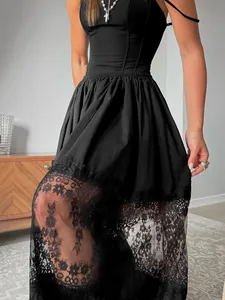 Vista dettagliata dell'elegante orlo in pizzo nero su una gonna alla moda a vita alta