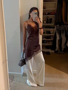 Robe nuisette élégante en satin marron avec dentelle et pantalon large blanc dans un dressing