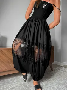 Dettaglio del pizzo nero sui pantaloni alla caviglia larghi e alla moda da donna