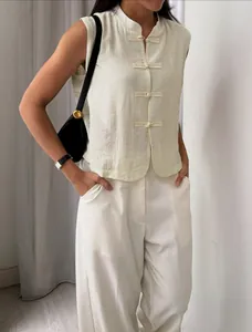 Detailaufnahme einer Retro-Weste im chinesischen Stil mit Stehkragen und Knebelknöpfen