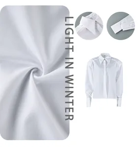 Détails d'un chemisier blanc professionnel avec texture de tissu lisse et col pointu