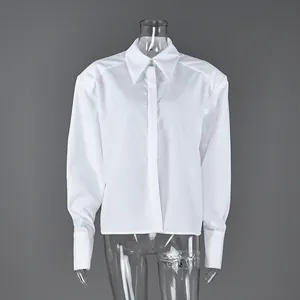 Vue détaillée d'une chemise blanche à manches longues sur un mannequin transparent