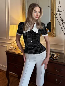 Elegante camicetta a pois neri con colletto Peter Pan bianco e maniche corte estate