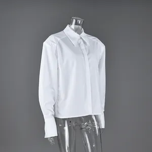 Détail d'une chemise classique blanche à manches longues pour femme sur un mannequin