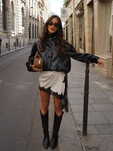 Robe nuisette élégante en satin blanc avec dentelle noire et fente latérale chic