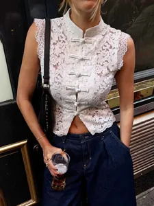 Débardeur élégant en dentelle blanche avec boutons grenouille chinois traditionnels.