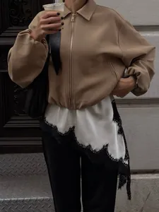 Gros plan d'une robe nuisette en satin blanc avec bordure en dentelle noire et fente.