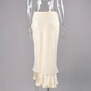 Detalle trasero de la elegante falda midi de satén crema con capa de tul suave