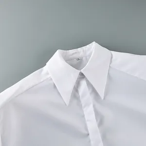 Vue macro détaillée du col blanc d'un chemisier de bureau professionnel pour femmes