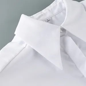 Détail du col d'une chemise blanche professionnelle avec coutures soignées et tissu lisse.