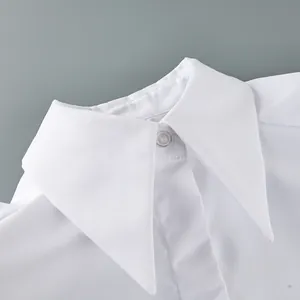 Gros plan détaillé du col d'une chemise de bureau blanche professionnelle pour femme
