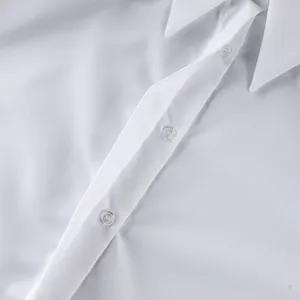 Gros plan du col d'un chemisier blanc professionnel et de sa patte de boutonnage