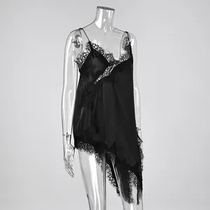 Robe nuisette élégante en satin noir avec dentelle délicate sur un mannequin transparent