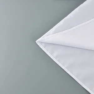 Vue détaillée en gros plan de l'ourlet d'un chemisier blanc avec des coutures propres