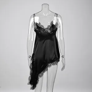 Élégante robe nuisette en satin noir avec dentelle sur un mannequin transparent