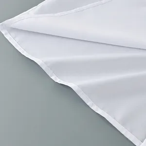 Gros plan macro détaillé montrant les coutures fines d'un chemisier blanc en coton