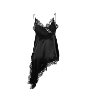 Détail d'une robe caraco en satin noir avec bordure en dentelle et ourlet asymétrique