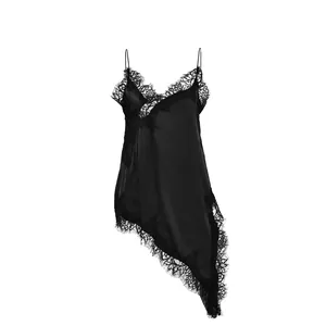 Détail élégant d'une robe nuisette en satin noir avec dentelle et ourlet asymétrique