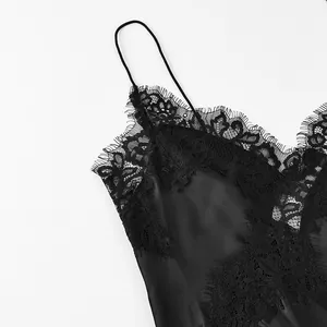 Gros plan sur l'élégante robe nuisette en satin noir avec sa dentelle délicate.
