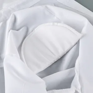Détail en gros plan du rembourrage interne de l'épaule et de la couture d'un chemisier blanc