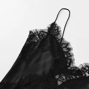 Détail de robe nuisette en satin noir avec dentelle de cils délicate et bretelle