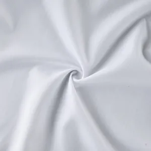 Vue macro de la texture du tissu de chemise blanche douce soulignant la matière