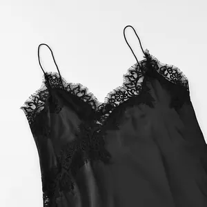 Gros plan d'une robe nuisette en satin noir élégante avec dentelle florale délicate