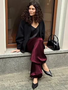 Eleganti pantaloni larghi in raso bordeaux per la moda chic primaverile ed estiva femminile