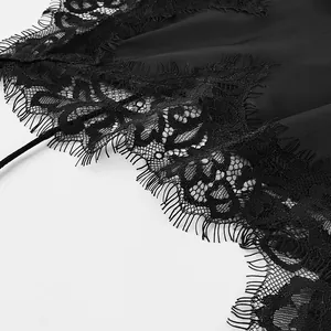 Gros plan sur la bordure en dentelle de cils noire sur un tissu en satin de soie lisse