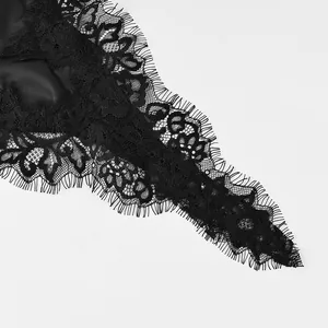 Gros plan sur l'élégante dentelle de cils noire sur une robe nuisette en satin avec broderie