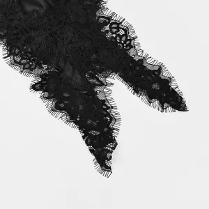 Gros plan détaillé de la dentelle cil noire délicate et du tissu satin d'une robe