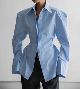 Chemise professionnelle à manches longues bleu clair avec une taille cintrée pour femme