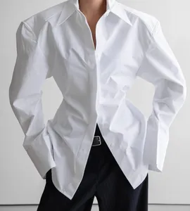 Vue détaillée d'une chemise blanche à manches longues avec une taille ajustée structurée