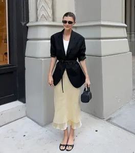 Falda midi de satén elegante con dobladillo de malla transparente estilo callejero