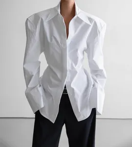 Vue détaillée d'une chemise blanche à épaulettes et taille cintrée pour un look professionnel