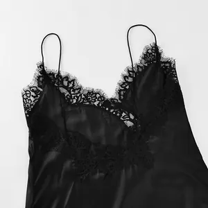 Gros plan d'une robe nuisette en satin noir avec des détails de dentelle délicate