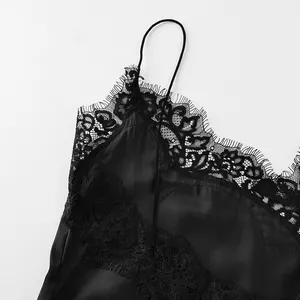 Gros plan d'une robe nuisette en satin noir avec dentelle délicate et bretelle fine.