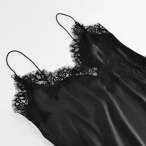 Gros plan d'une robe nuisette en satin noir avec dentelle florale délicate au col