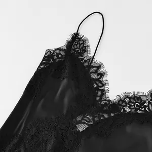 Gros plan d'une robe nuisette élégante en satin noir avec bordure en dentelle cil