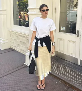 Elegante falda midi de satén champán con detalle de dobladillo de malla transparente