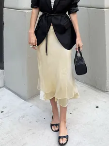 Elegante falda midi de satén champán con retazos de gasa y diseño de dobladillo sirena.