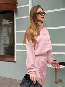 Vue de profil d'un ensemble rose style chinois avec boutons grenouille et jupe