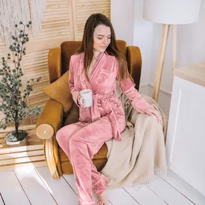 Άνετο ροζ βελούδινο σετ loungewear δύο τεμαχίων για γυναίκες σε σπιτικό περιβάλλον