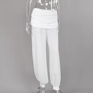 Detail van een witte lantaarnbroek met geplooide hoge taille en strakke enkels