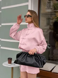Elegantes rosa zweiteiliges Set mit chinesischen Knebelknöpfen und modischem Minirock.