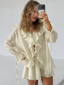 Spiegelselfie eines cremefarbenen Rüschen-Sets mit langen Ärmeln und Bindedetails